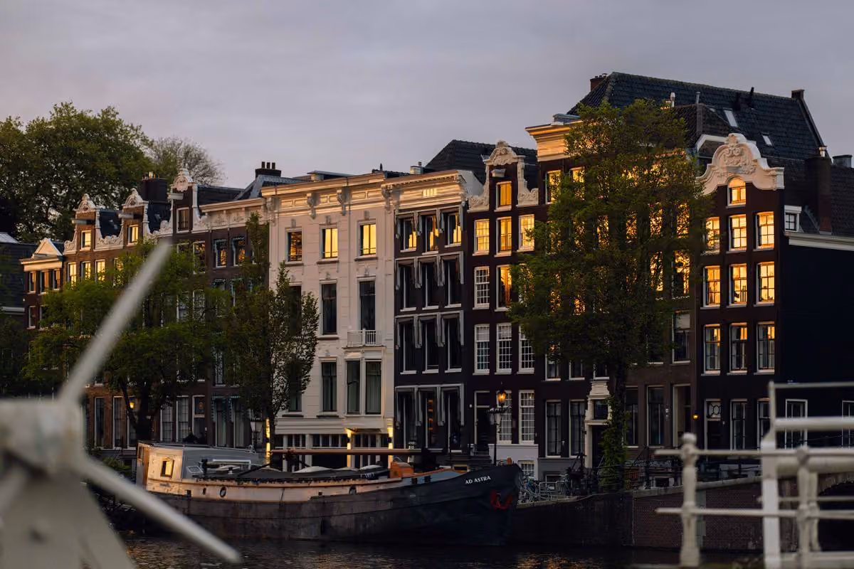 Club Amstel tijdens een vaart door Amsterdam