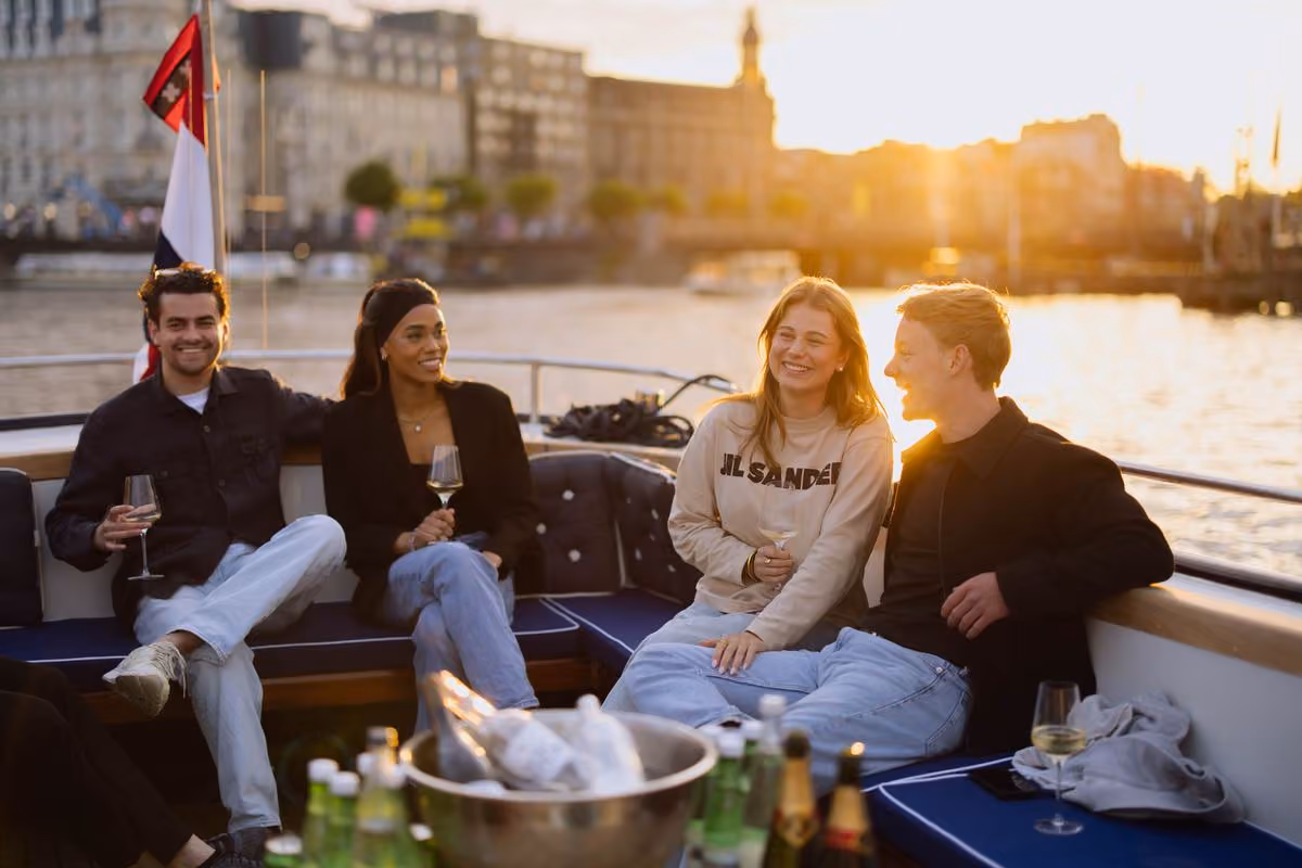 Zakelijke gasten aan boord van Club Amstel