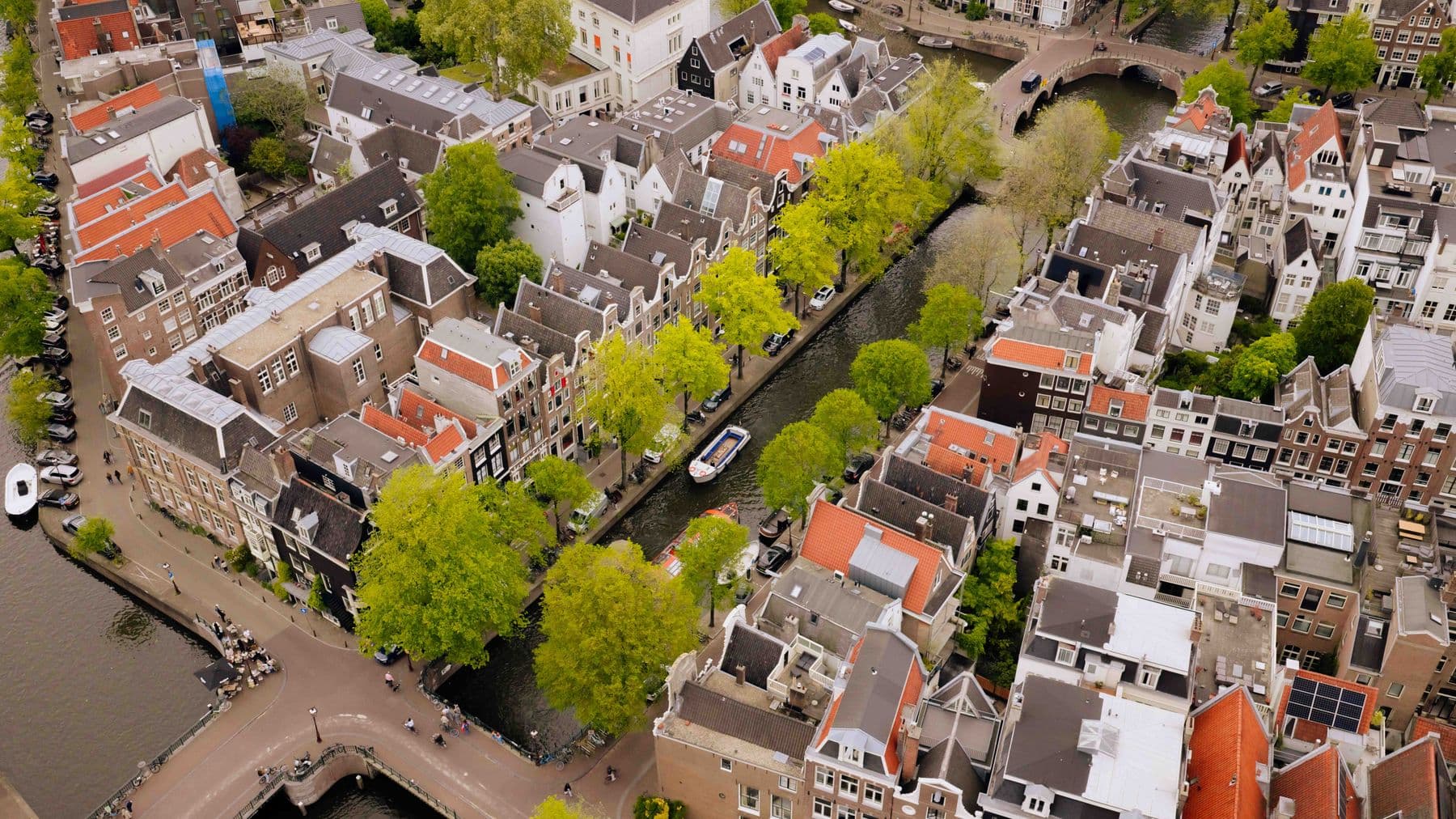 Sfeervol luchtbeeld van een Amsterdamse gracht met Club Amstel