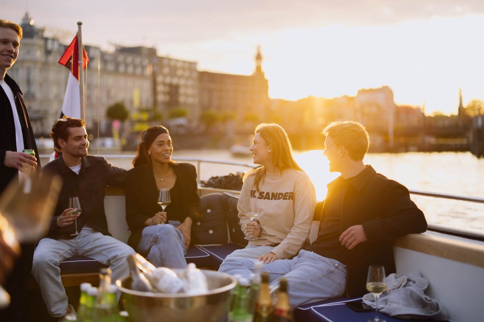 Zakelijke relaties samen op de boot tijdens zonsondergang
